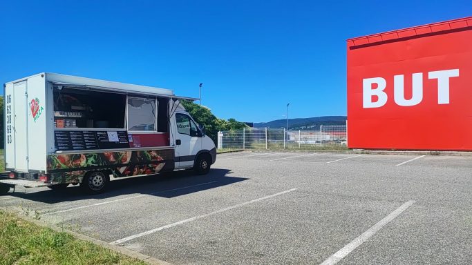 Food truck Pizza Le Castelet sur le parking BUT à Portes-lès-Valence